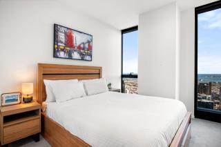 Stylish City Apartment with Expanding City Views - 3