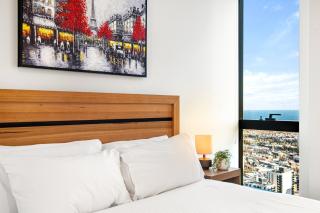 Stylish City Apartment with Expanding City Views - 1