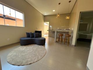 Casa 04 - Casa com 2 quartos, sendo uma suíte localizada próximo a rodoviária e o aeroporto - 0