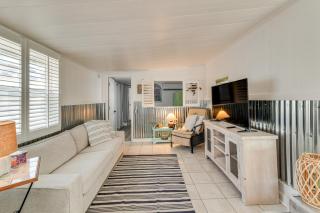 Screened-In Patio Home 2 Mi to Cortez Beach! - 4