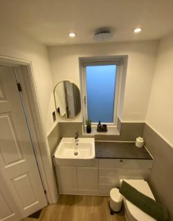 Stylish Detached Studio, Banstead with off street Parking - 2