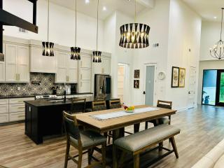 Deluxe Fun House - Pet Friendly - 2