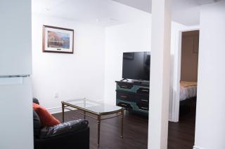 Comfortable Two Bedroom Basement Suite with Full Kitchen Bathroom and Queen Beds - 7