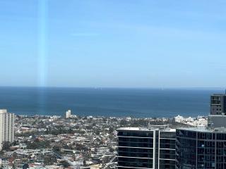 Beach to City Views Stylish 2Bed Sky Apartment 2bath 1 car park - 2