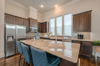 6 mins from TX Medical Center 6 beds Sleeps 8 - 6