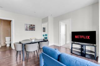 Modern Toronto Lake View & CN Tower View - One Free Parking - 4