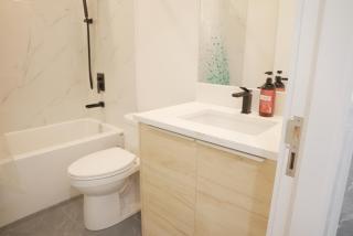 New Luxury Walkout Suite Near University-BY ROOM - 6