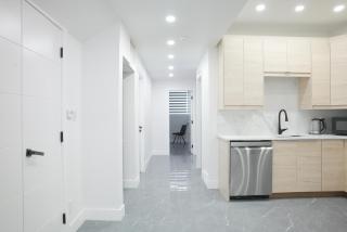 New Luxury Walkout Suite Near University-BY ROOM - 1