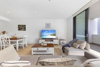 Spacious Condo in Mascot-- Doorsteps to Station - 0