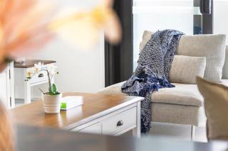 Spacious Condo in Mascot-- Doorsteps to Station - 6