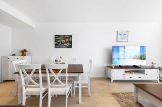 Spacious Condo in Mascot-- Doorsteps to Station - 9