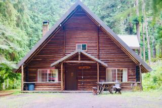 Log Cabin at Rainier Lodge (0.4 miles from entrance) - 0