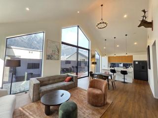 Home in QT with Stunning Remarkables Views - 0