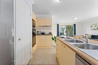 Prime Location - Walk to Shops & Easy Transport - 3
