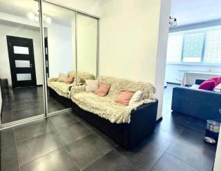 Lovely ,central 2 BR - 3