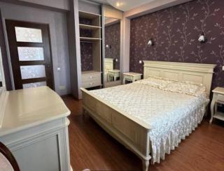 Lovely ,central 2 BR - 1