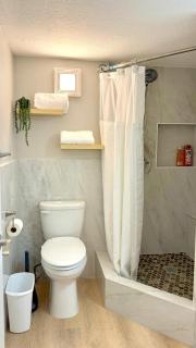 Newly Renovated Waikiki 2BD 2BA Ocean City View, Tax Included - Honolulu - 3