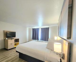 Days Inn & Suites by Wyndham Corpus Christi Central - 3