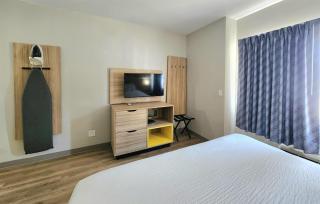 Days Inn & Suites by Wyndham Corpus Christi Central - 1