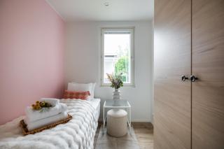 Arctic Ruby City Suite - 9