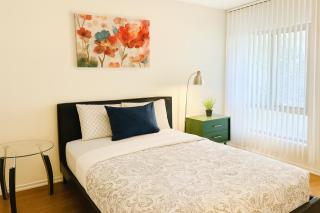Venice Breeze 2BR - Pool, Hot Tub, Gym - 6-min Walk to Beach - 9