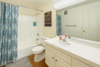 Venice Breeze 2BR - Pool, Hot Tub, Gym - 6-min Walk to Beach - 6