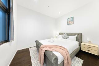 Stunning City Views--Spacious 3 Bedrooms Apartment--Mascot - 1