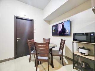 Modern 1 br in Park Mckinley West with Breathtaking view fast internet - 2