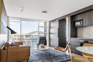 Panoramic Sydney Harbour Views from Luxury 1-Bedroom Apartment in McMahons Point - 7