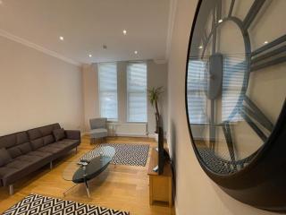 Travaal.©om - 2 Bed Serviced Apartment Farnborough - 4