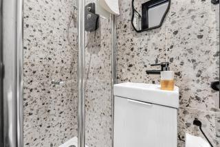 Beautifully Designed Studio with Communal Full Kitchen - Full Access - 2