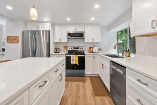 Bellevue 3BR Retreat Walk to Trails & Near Lake - 1