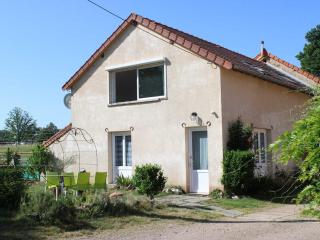Gîte familial avec terrasse à la ferme, proche Montluçon, idéal pour 4 pers, draps et serviettes inclus - FR-1-489-431 - 0
