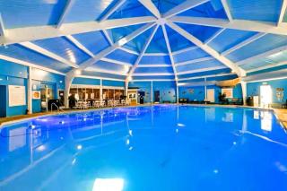Pocono Mountain Escape - Steps to Lake- Hot Tub - Games- 9 Mins to Ski Slopes! - 4