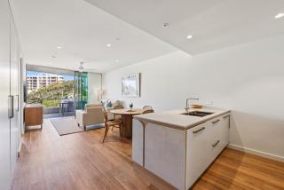 Beachfront 1-Bed Flat with Pool & Gym Access - 8