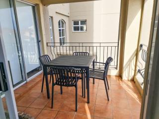 Century Hideaway with Mountain views, Security, FREE Parking - 3