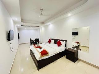 Hotel Lotus Villa - Near Nehru Enclave Metro Station - 0