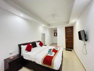 Hotel Lotus Villa - Near Nehru Enclave Metro Station - 8