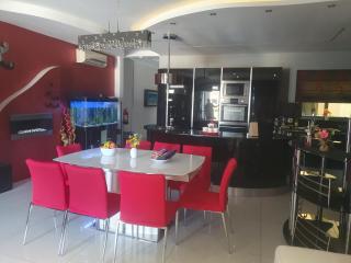 Modern, stylish & comfortable 3 bedroom apartment with jacuzzi and private yard with barbeque - Mellieħa - 0