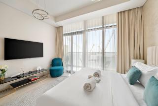 Chic Studio in Dubai with Pool View Retreat Near Business Bay & Jumeirah Beach - 2