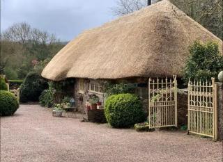 Idyllic English Thatched Cottage - The Coach House - 3