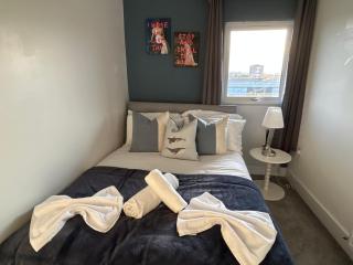 3 Perfect Stay in Harlow 2 Bedrooms, Top Location - 9