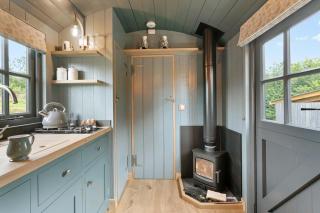 Luxury One Bed Shepherd's Hut with Hot Tub - 6