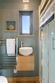 Luxury One Bed Shepherd's Hut with Hot Tub - 3