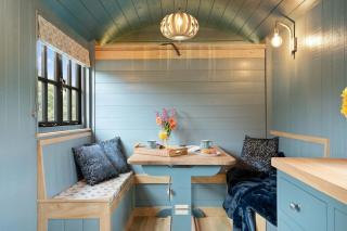 Luxury One Bed Shepherd's Hut with Hot Tub - 8