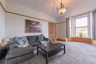 Elegant 4BR Home in Prestigious Chapel Allerton - 9