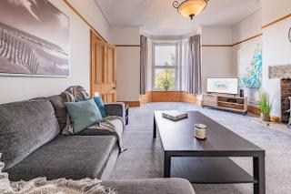 Elegant 4BR Home in Prestigious Chapel Allerton - 2