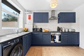 NEW! Spacious 4 bedroom 4BR with Private Parking near city Centre - 6
