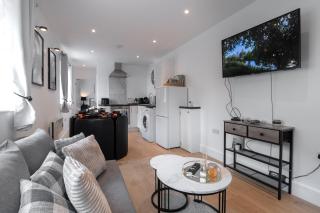 Luxury 1 Bed Apartment Bromley - 9