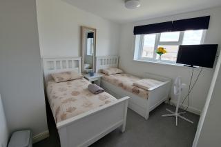 Bright and Spacious King & Double Rooms, Free Private Parking, Close to Heathrow - 9